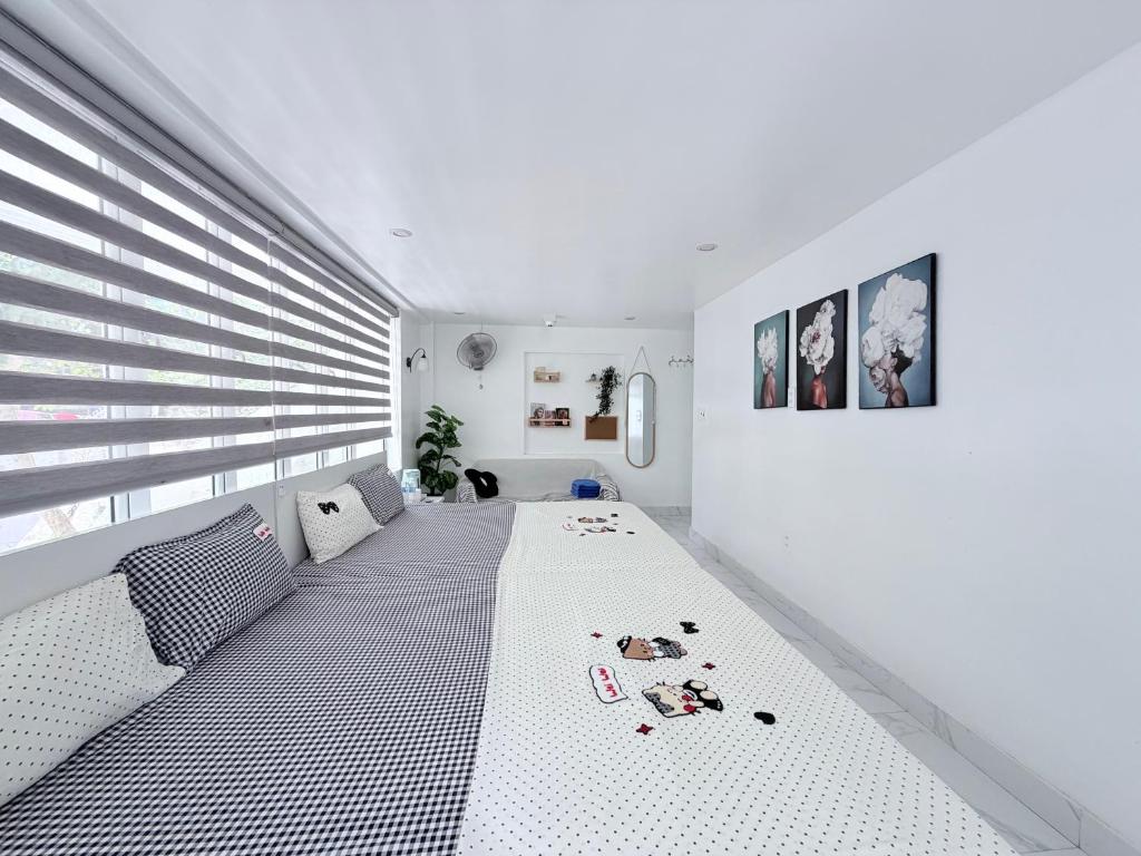 Cat Ba Santorini Homestay - Deluxe Queen Room With Two Queen Beds