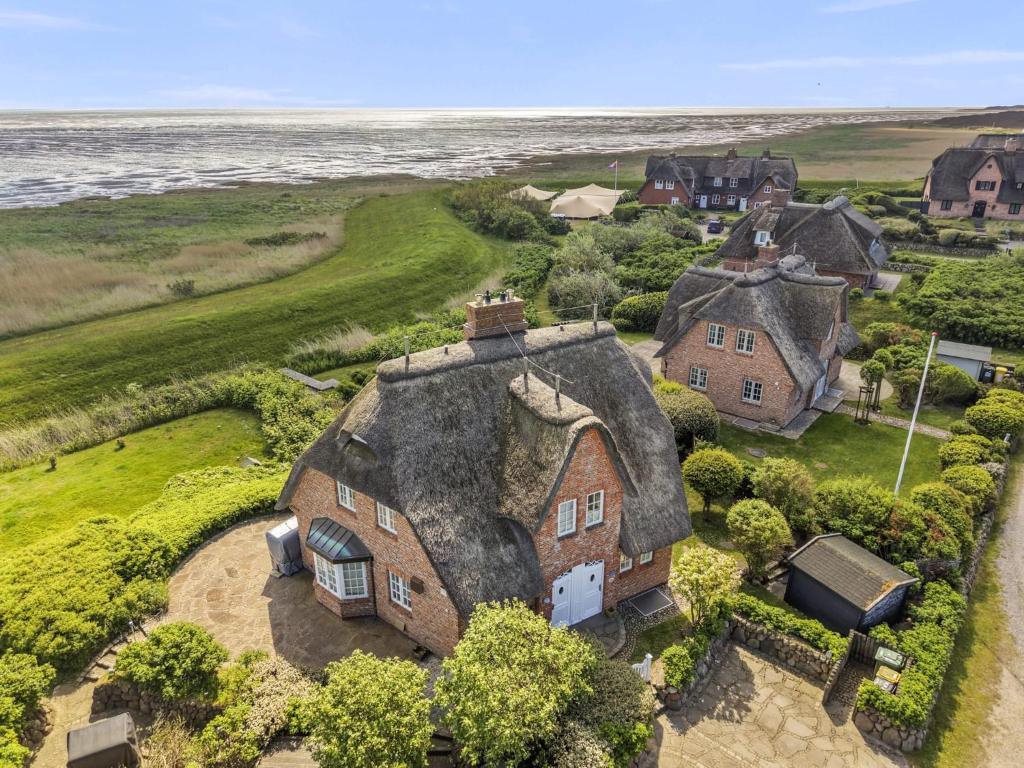 an aerial view of a house with a thatched roof at Haus Meerblick in Rantum
