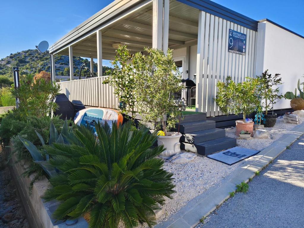 a house with a bunch of plants in front of it at GF Mobilehomes Kroatien in Drage