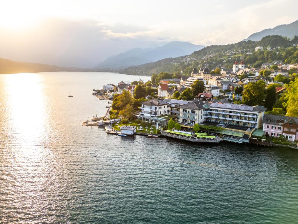 eine Luftaufnahme einer Stadt am Wasser in der Unterkunft SEEGLÜCK Hotel Forelle Superior in Millstatt