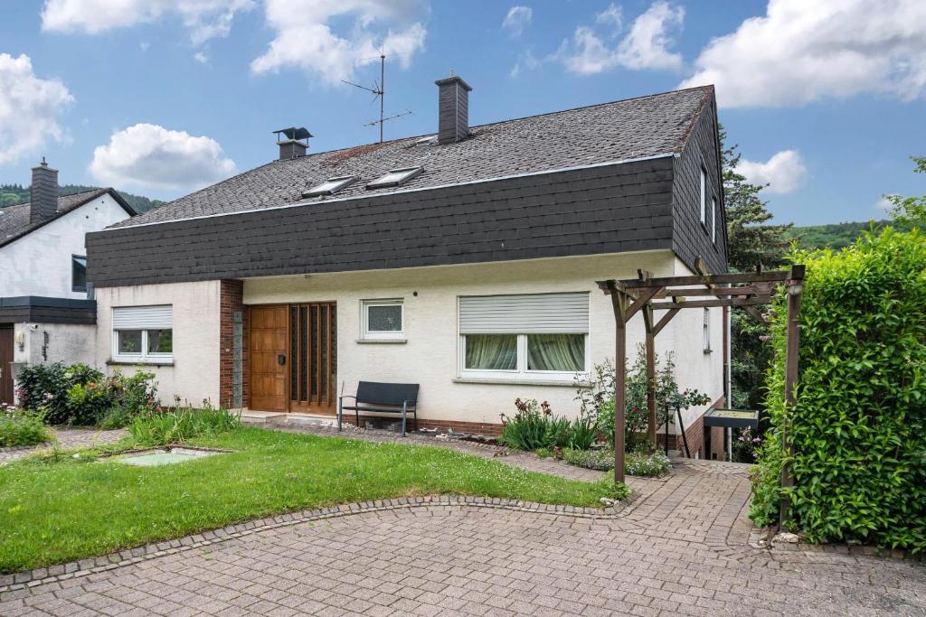a white house with a black roof at Ferienwohnung Sigi in Traben-Trarbach