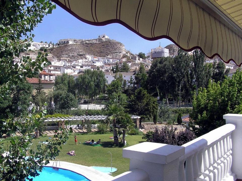 - une vue depuis le balcon d'un complexe avec piscine dans l'établissement Hotel Galera, à Galera