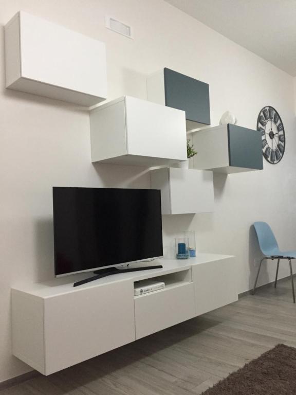 A television and/or entertainment centre at Profumo d'aMARE