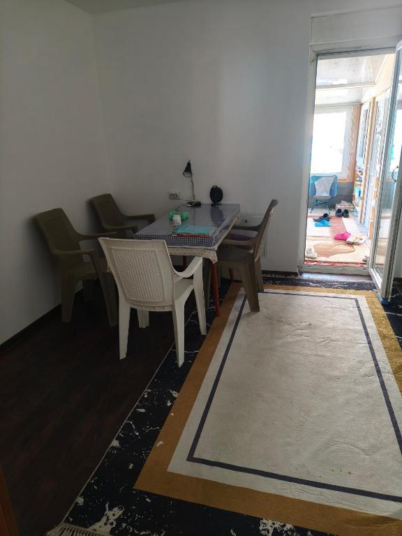a dining room with a table and chairs at doudou homestay in Veternik
