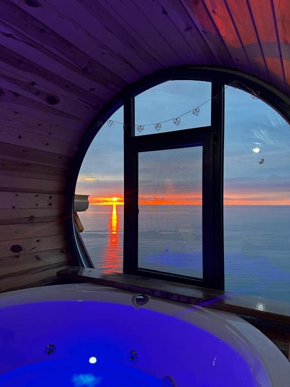a bath tub in a room with a window at Himora Suit Bungalov in Ardeşen