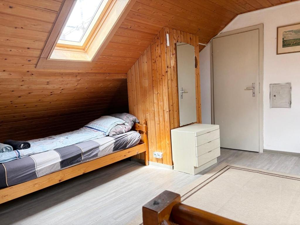 a bedroom with a bed in a wooden cabin at Monteurhaus in Giengen an der Brenz-Burgberg in Giengen an der Brenz