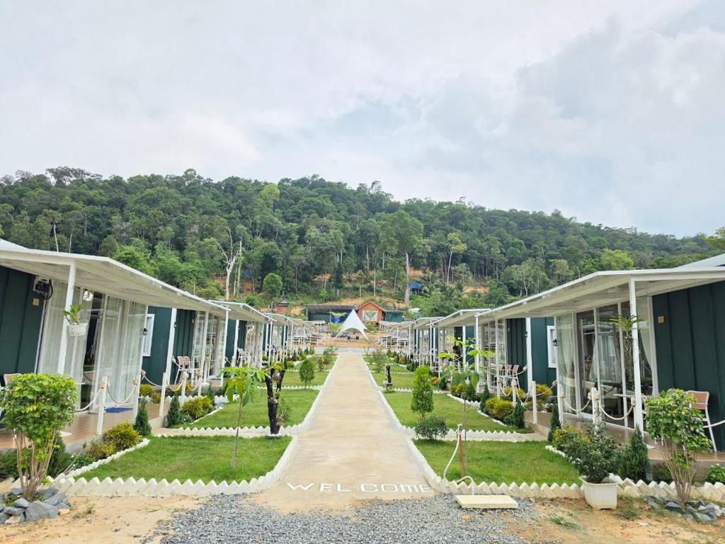 a walkway between houses at a resort at Green House 168 in Kaôh Rŭng (3)