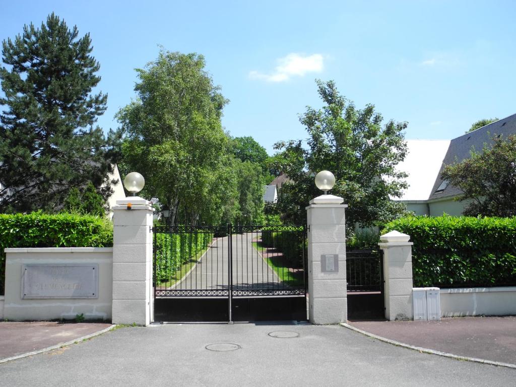 a black gate with a dog on top of it at La Clémencerie Chambre d'hôtes in LʼÉtang-la-Ville