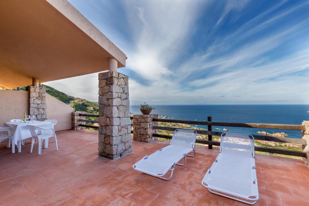 哥斯達黎加天堂的住宿－Paradiso，一个带桌椅的庭院和大海