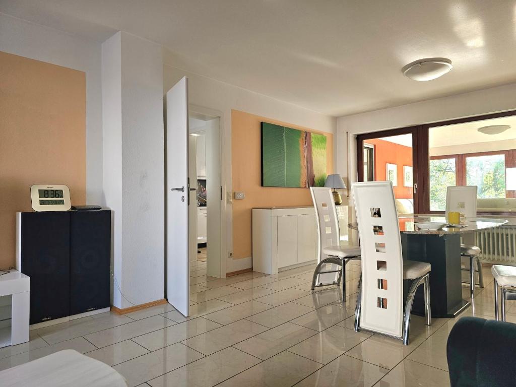 a living room with a kitchen and a table and chairs at Stilvolles Haus in Balingen