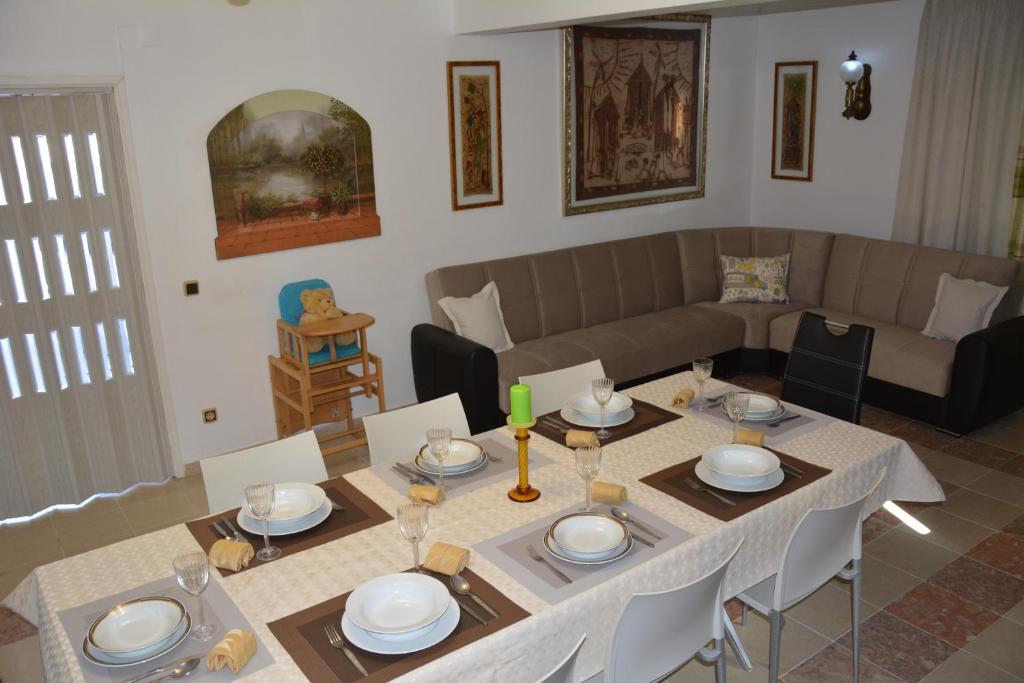 クアルテイラにあるQuinta do Romãoのリビングルーム(テーブル、ソファ付)