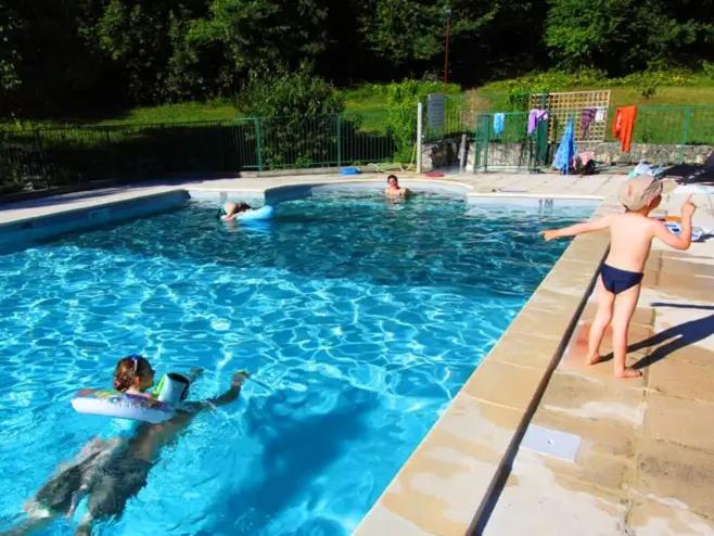 a group of people playing in a swimming pool at Camping 3 étoiles - Piscine - ccbfi0e in Mauroux