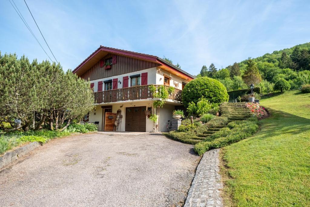 a house on a hill with a driveway at Chambre d'hôtes Basinroche in Saulxures-sur-Moselotte