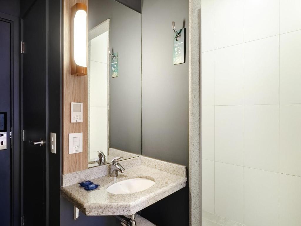 ibis budget Sao Caetano - Standard Room With One Double And One Single Bed