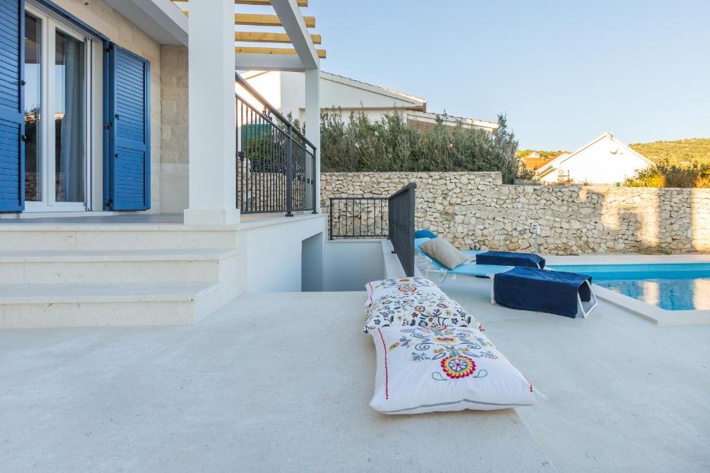 ein Bett auf einer Terrasse neben einem Pool in der Unterkunft Beach Residence MSJ in Sevid