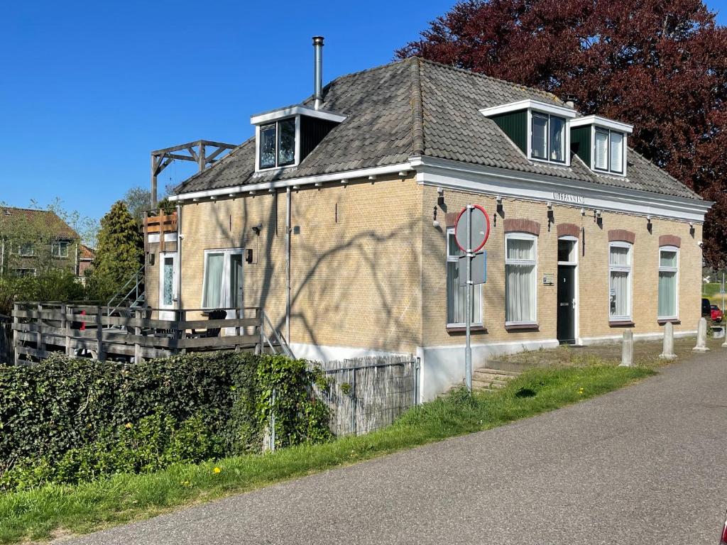 an old brick house on the side of a street at Pension Buitenzicht in Geervliet