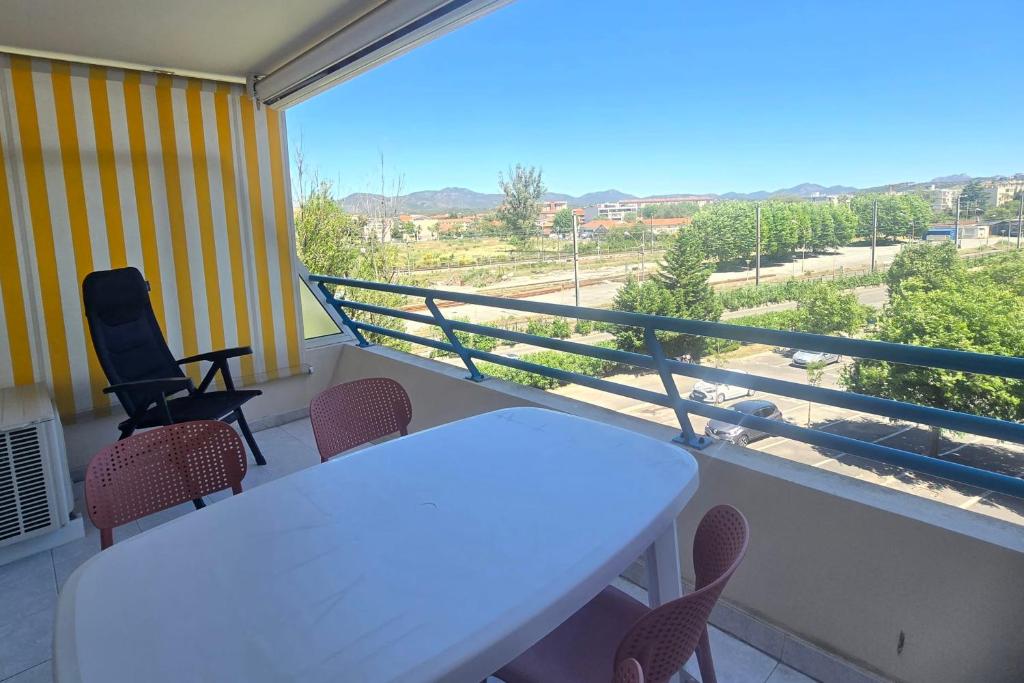 Studio for 4 with pool 350m from beach