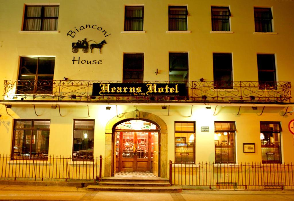 un bâtiment avec un panneau indiquant l'hôtel historique dans l'établissement Hearns Hotel, à Clonmel