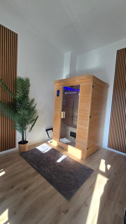 a wooden box in a room with a potted plant at Altstadtnähe Sauna-Infrarot 2 Schlafzimmer in Koblenz