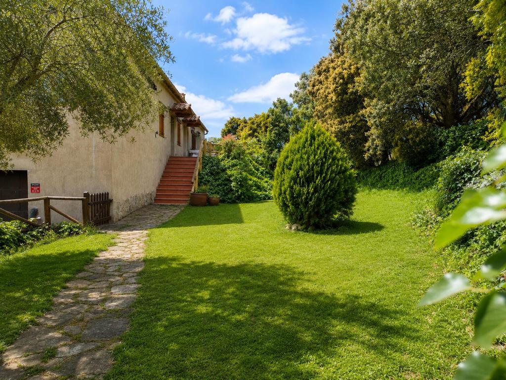 a garden with a house and a hedge at Winahost Espunyola Berga in L'Espunyola