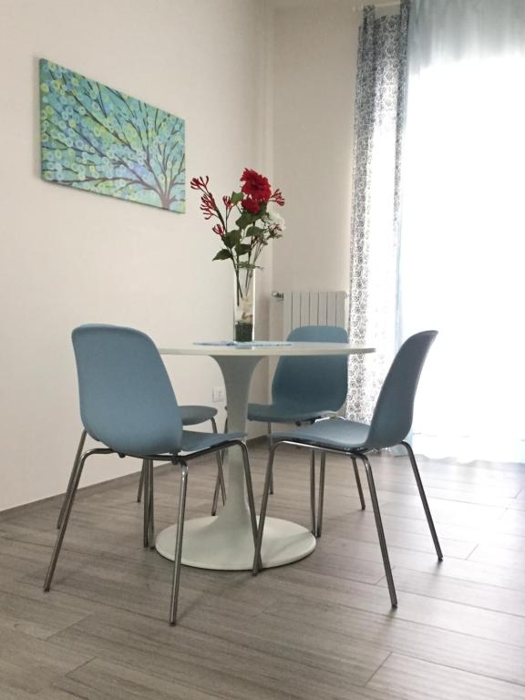 A seating area at Profumo d'aMARE