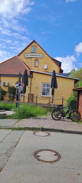 a building with a bike parked in front of it at Zur Schleibrücke in Boren