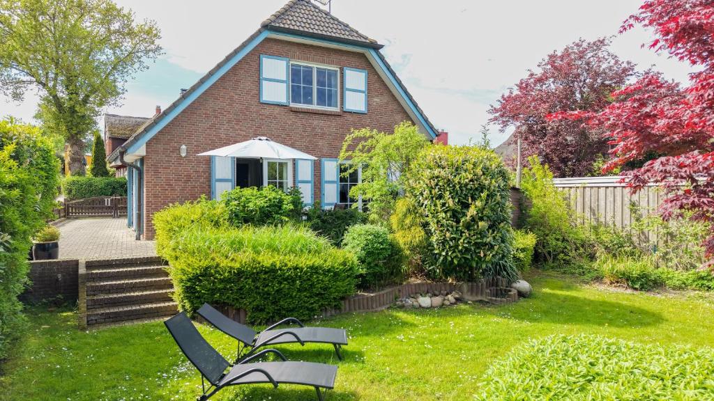 a house with two benches in the yard at Binnendieck in Ahrenshoop