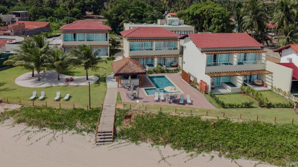 an aerial view of a house on the beach at Pousada Aysú in Japaratinga