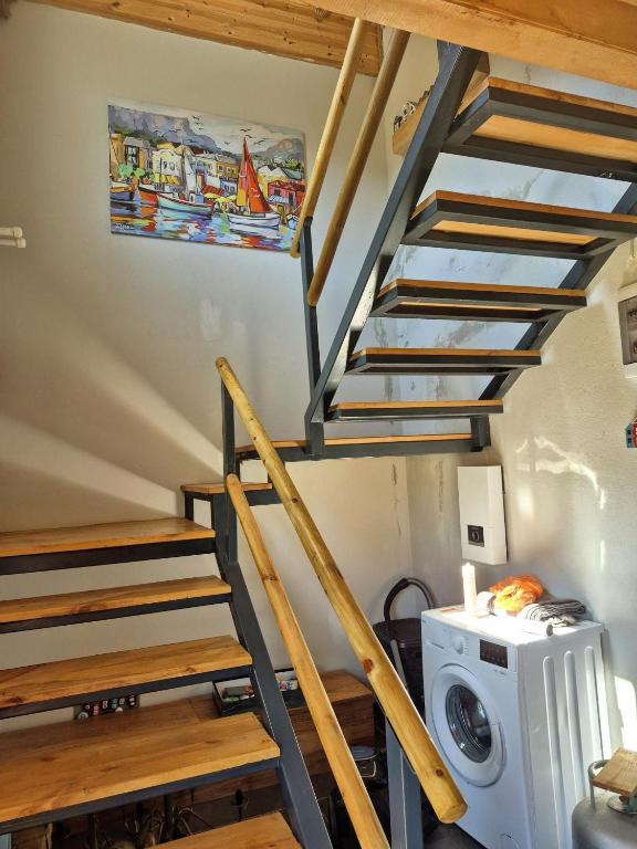 a staircase in a room with a washing machine at ByTemur Dağ Evi in Çamlıhemşin
