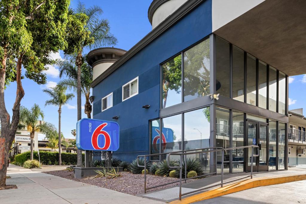 a building with a letter sign in front of it at Motel 6-Anaheim, CA - Convention Center in Anaheim