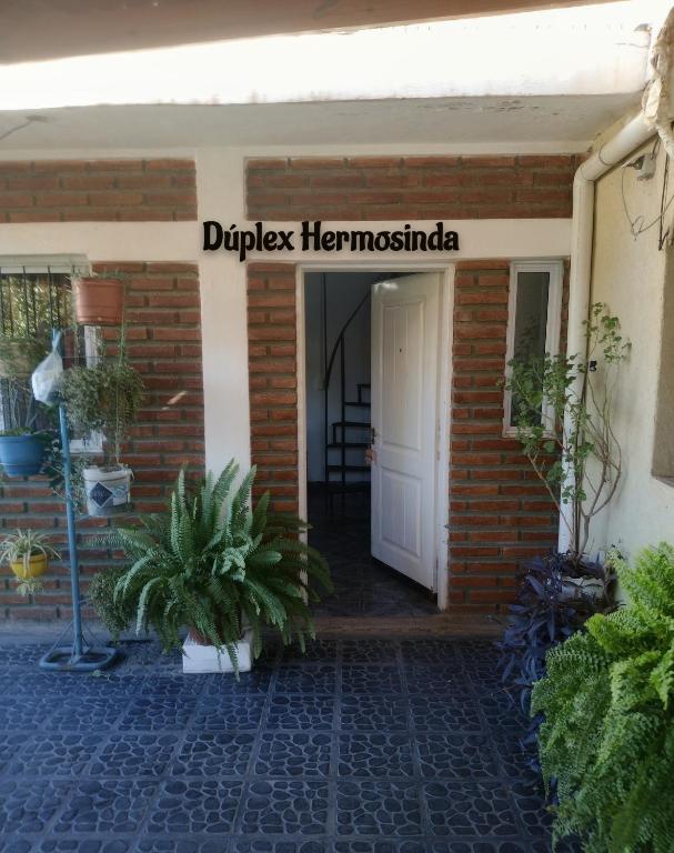 a front door of a house with a sign that reads drupal hermosota at Duplex Hermosinda Hospedaje in Chilecito