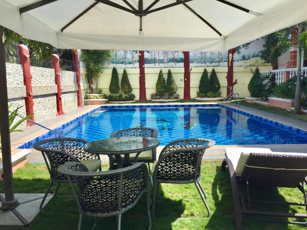 Piscina di The Executive Villa Inn & Suites o nelle vicinanze