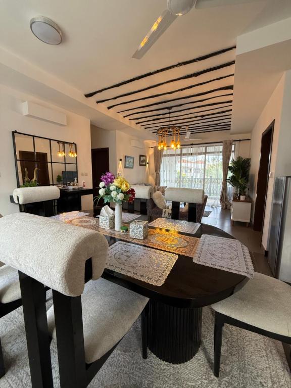 ein Wohnzimmer mit Esstisch und Stühlen in der Unterkunft Etheria Haven in Mombasa