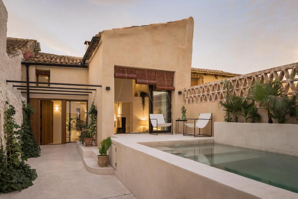 a courtyard with a swimming pool in a house at Casa Felicita in Casas de Pradas