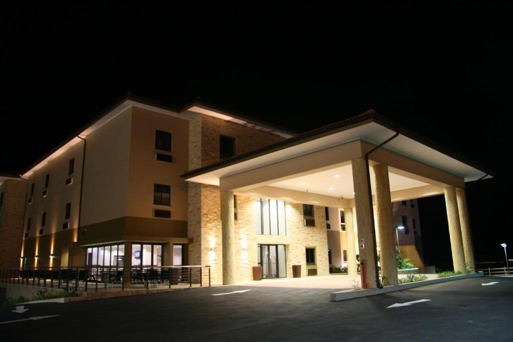 un edificio con un estacionamiento delante de él por la noche en Hampshire Hotel - Ballito, en Ballito