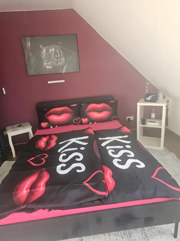 a bedroom with a bed with red and black bedding at Appartement Klimaanlage WC in Mönchengladbach