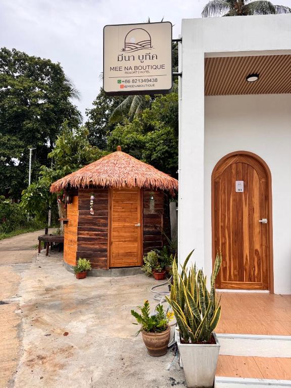 a building with a sign that reads juir villanice residence at Meena boutique in Ban Nai Wat
