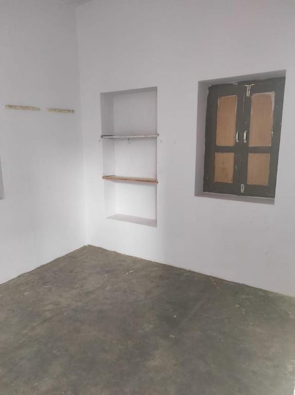 a room with a window and a white wall at Bhati Bhawan in Bārmer