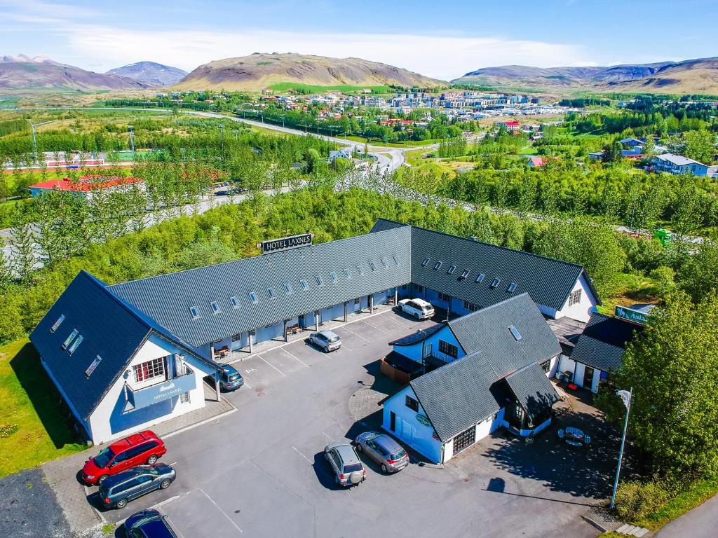Draufsicht auf ein Gebäude mit Parkplatz in der Unterkunft Hotel Laxnes in Mosfellsbær