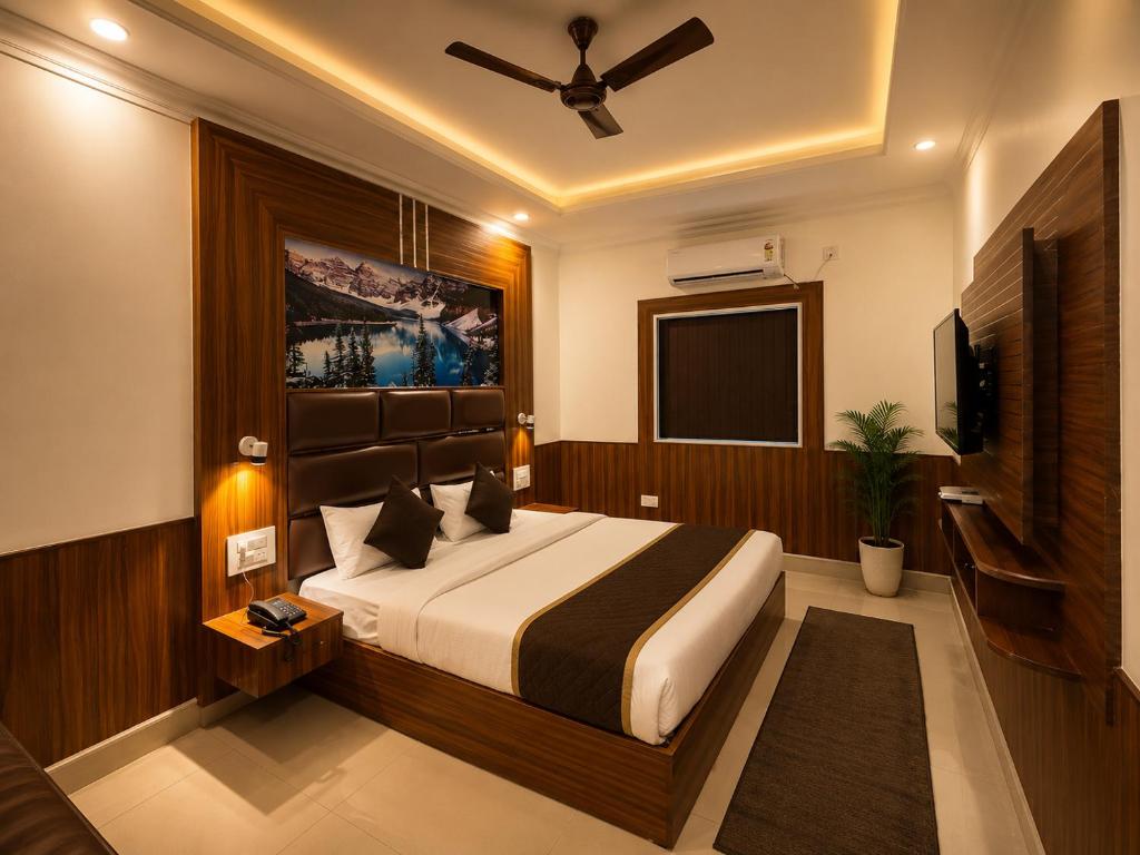 a bedroom with a bed and a flat screen tv at Hotel heritage luxeevista in Tājganj