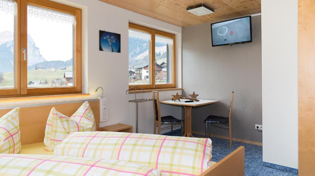 Televízia a/alebo spoločenská miestnosť v ubytovaní Appartements Madlener