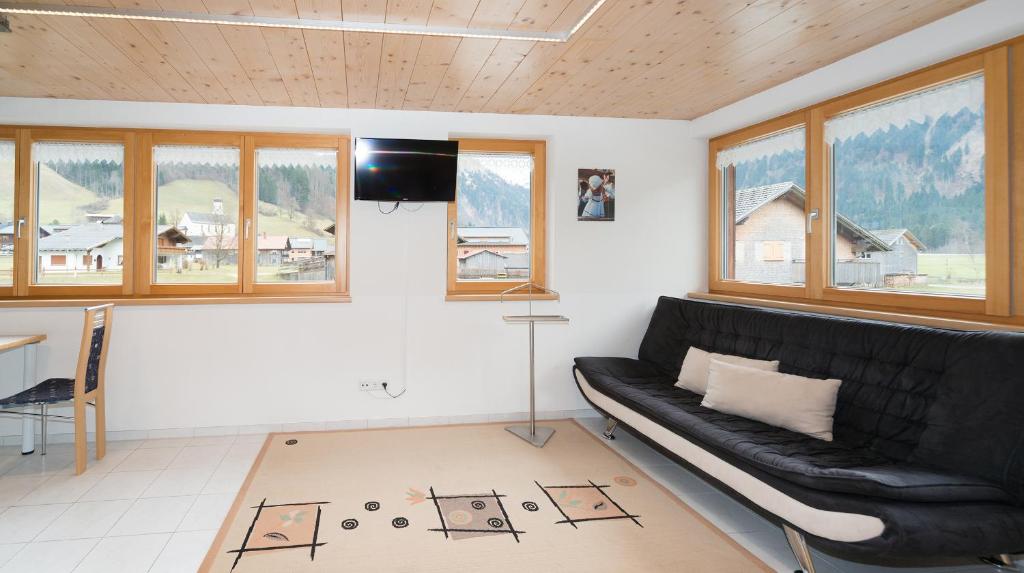 Televízia a/alebo spoločenská miestnosť v ubytovaní Appartements Madlener