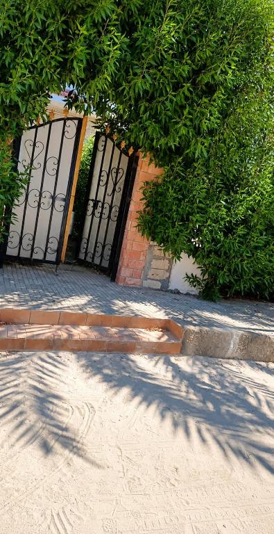 a gate in front of a building with trees at فيلا التجاريين in Dawwār ‘Abd Allāh