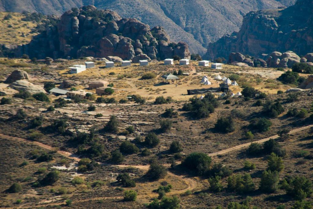 un piccolo villaggio su una collina in montagna di Rummana Campsite a Dana