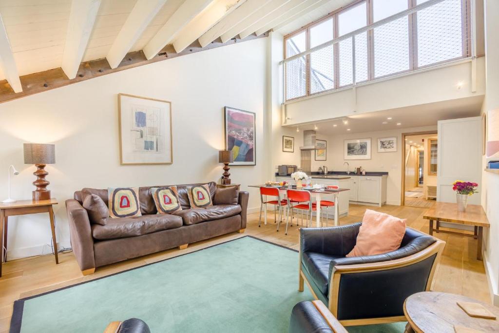 a living room with a couch and a table at 2 Bed in Snape oc-cou in Snape