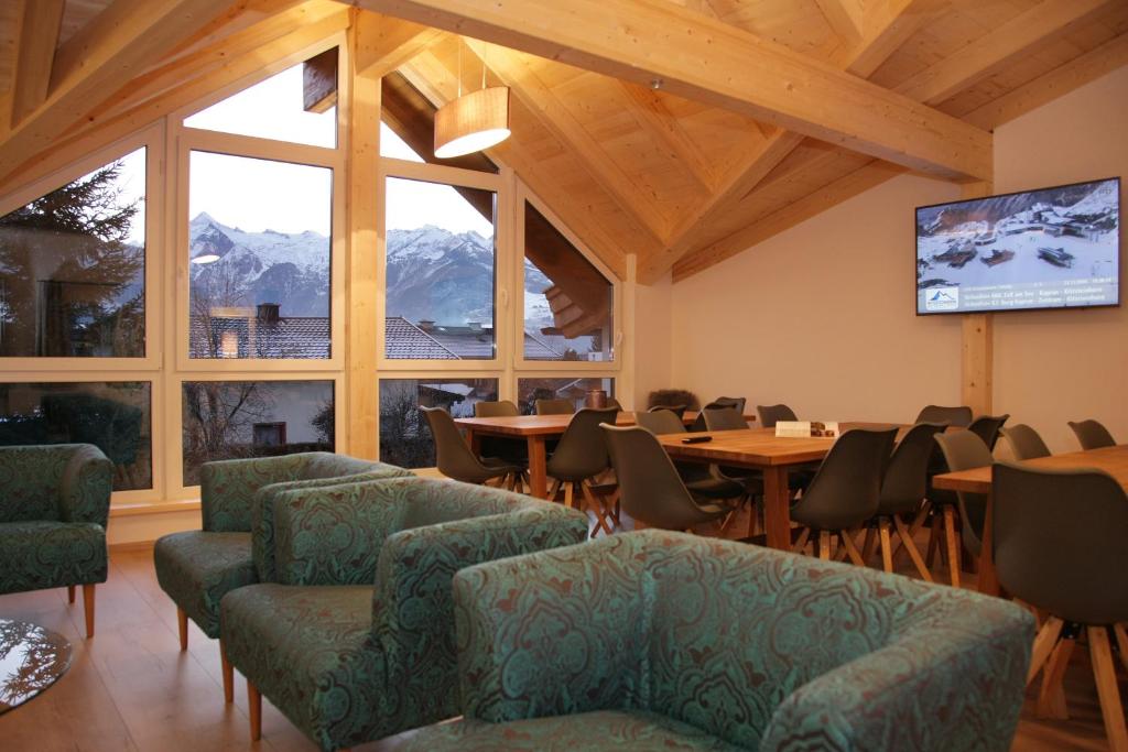 een conferentieruimte met tafels en stoelen en een groot raam bij Chalet Zeller Moos in Zell am See