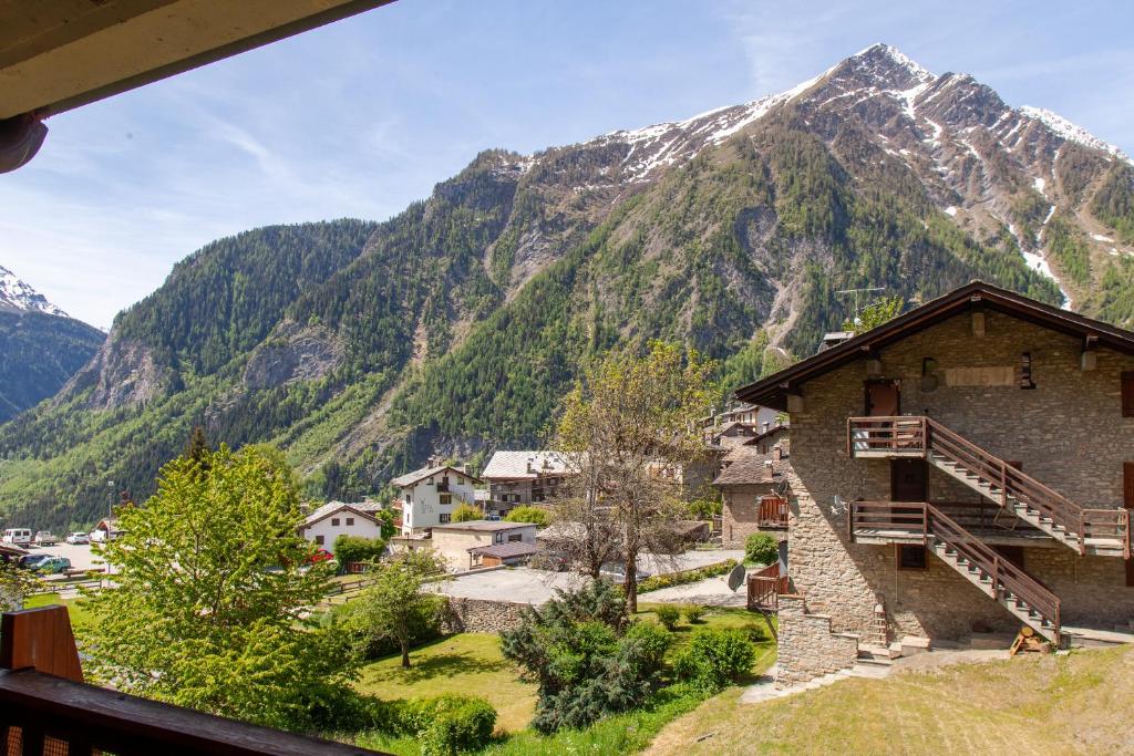 a view of a mountain from a house at Appartamento in stile alpino a Courmayeur in Verrand