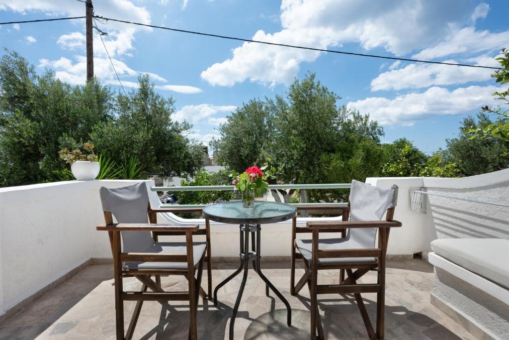 a patio with a table and chairs on a balcony at Apartment with garden view - Creta in Ferma