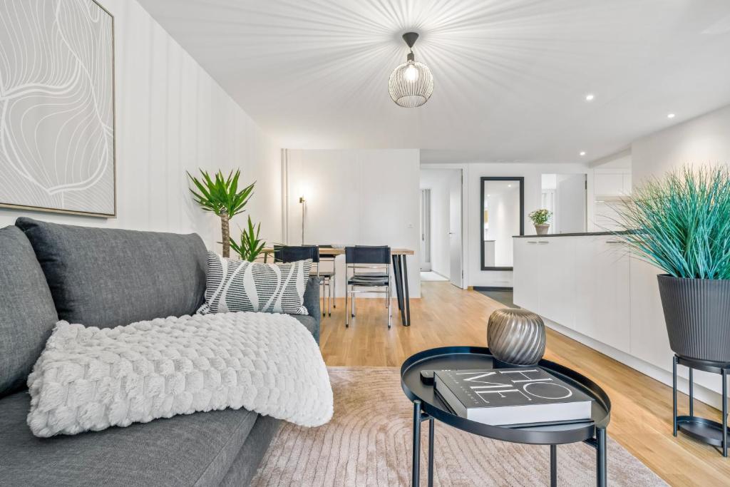 Central, Elegant & Modern Apartment