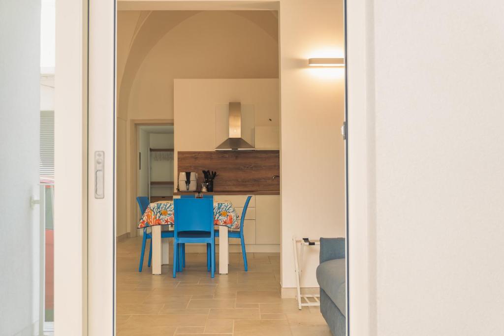 a kitchen and dining room with a table and chairs at ADA Apartment in Porto Cesareo